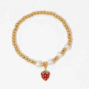 Goldenes Perlenarmband mit weißen Perlen und einem roten Emaille-Erdbeeranhänger im Set