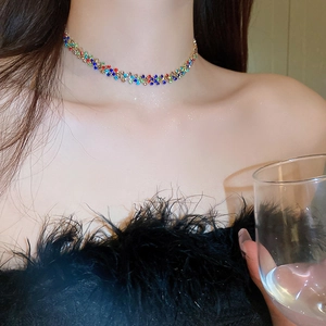 Dettaglio ravvicinato di un girocollo con strass colorati e design minimalista chic