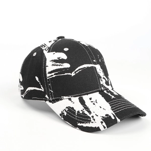 Détail d'une casquette de baseball en coton structuré avec imprimé graffiti artistique