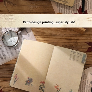 Dettaglio taccuino vintage con stampe floreali e carta invecchiata per diario