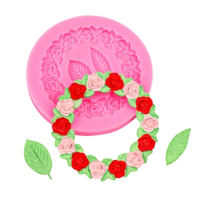 Rosa Silikonform mit Rosenkranz und fertigen Blumendekorationen für Backen und Basteln