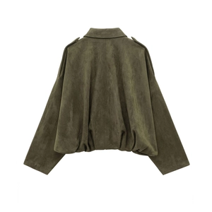 Vista posteriore dettagliata di un bomber verde oliva scuro in morbido tessuto scamosciato
