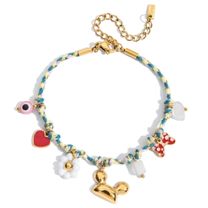 Détail du bracelet en acier inoxydable doré 18K avec breloques colorées et cœurs