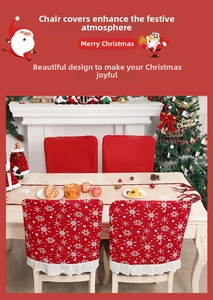Détails des housses de chaise de Noël rouges avec flocons et bordure à volants blancs