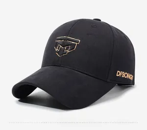 Vue détaillée d'une casquette noir et or avec broderie géométrique 3D et logo latéral