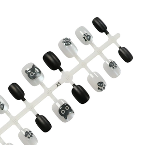 Faux ongles mignons motif chat noir et blanc, finition mate et empreintes de pattes