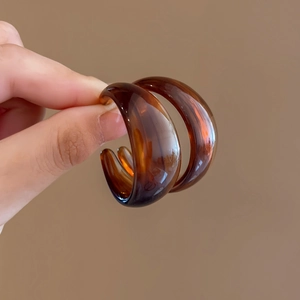 Retro C-shape leopard pattern resin earrings in amber brown finish for a minimalist look