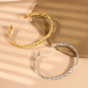 Details der gedrehten französischen Edelstahlarmbänder in Gold und Silber auf Display