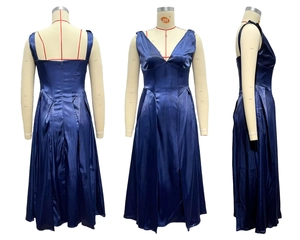 Vue détaillée d'une robe longue en satin bleu foncé avec col en V et coupe évasée