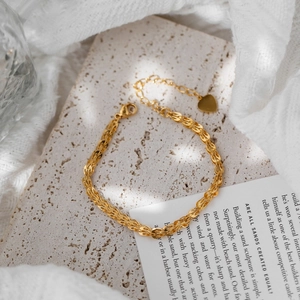Bracciale intrecciato vintage in oro 18k con ciondolo a cuore su pietra