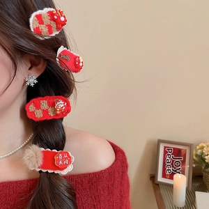 Détails de pinces à cheveux rouges du Nouvel An chinois avec broderies et pompons