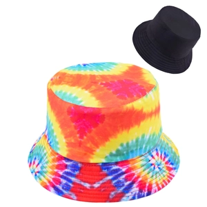 Détails du motif tie-dye coloré et coutures renforcées sur un chapeau bob en coton