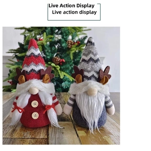Détail de gnomes de Noël en peluche avec bonnets à bois de renne et boutons en bois