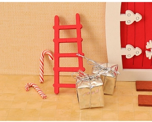 Mini échelle en bois avec cannes de bonbon et cadeaux argentés pour maison de poupée