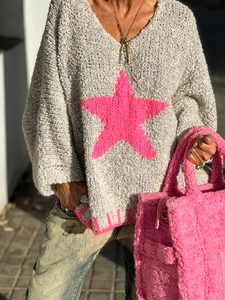 Grauer V-Ausschnitt Strickpullover mit rosa Sternmuster und flauschiger Handtasche