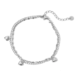 Bracelet de cheville double couche en acier argenté avec charms cœur sur fond blanc