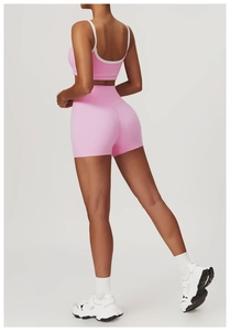 Ensemble de yoga rose avec brassière dos en U et short de sport taille haute