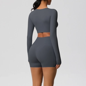 Achteraanzicht van de donkergrijze yogaset met high waist shorts en crop top
