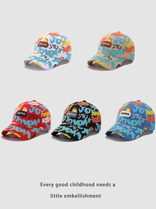 Détail de cinq casquettes de baseball pour enfants avec motifs graffiti en plusieurs couleurs