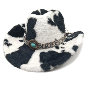 Détail d'un chapeau cowboy imprimé vache avec ruban tressé et pierre turquoise décorative