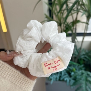 Chouchou en dentelle florale blanche avec broderie délicate et étiquette lettrée élégante