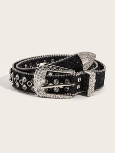 Détail de strass scintillants et boucles argentées sur une ceinture noire à paillettes