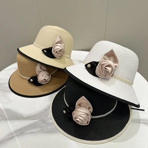 Détail de chapeaux de paille avec rubans de perles et roses en satin en beige, kaki et noir