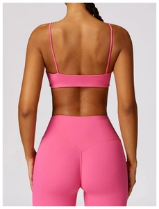 Detailansicht der Rückseite des rosa Yoga-Sets mit schmalen Trägern und V-förmigen Nähten