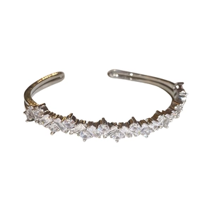 Bracelet jonc argenté irrégulier serti de zircons scintillants, style minimaliste français