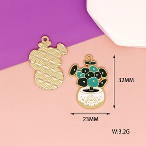 Front and textured gold back view of enamel plant pendant with 23x32mm dimensions