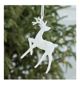 Funkelndes weißes Rentier-Ornament mit buntem Glitzer an Weihnachtsbaumzweigen