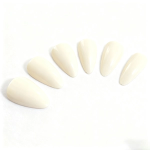 Faux ongles stiletto minimalistes blanc crème avec finition brillante lisse