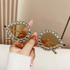 Occhiali da sole Y2K dorati con strass e montatura a goccia con gemme rosse