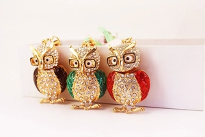 Détail de trois porte-clés hibou mignons avec cristaux et lunettes en finition dorée