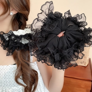 Gros plan d'un chouchou en dentelle noire élégante avec broderie florale et texture de tissu