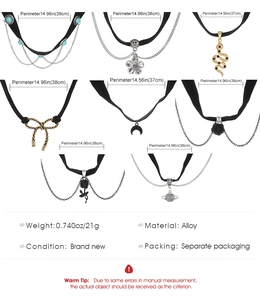 Detailansicht von acht Samt-Choker-Halsketten mit Türkis- und Schlangen-Anhängern im Set