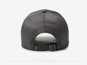 Vue arrière de la casquette gris foncé avec boucle en métal réglable et coutures nettes