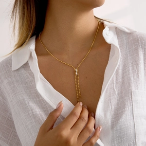 Collier en Y plaqué or 18 carats avec trois cristaux blancs sur une fine chaîne perlée