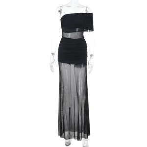 Détail des coutures en maille transparente et de la texture froncée de cette robe bustier maxi