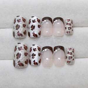 Unghie finte quadrate leopardate con perle, glitter argento e stile Maillard Cat Eye