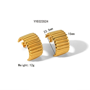 Détail de boucles d'oreilles dorées striées en C montrant les dimensions 23,5mm par 15mm