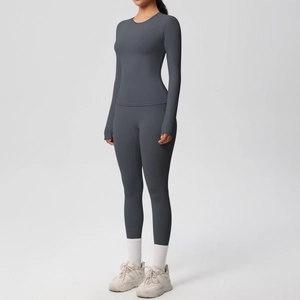 Dettaglio completo yoga grigio scuro con maniche passapollice e leggings a vita alta