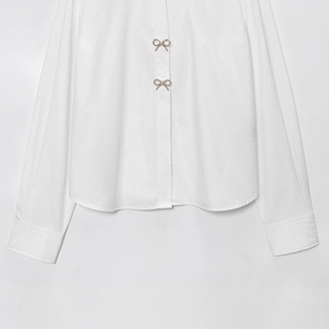 Camicia bianca in popeline a maniche lunghe con bottoni a fiocco in strass argento