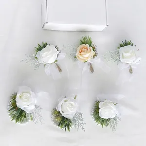 Set sposo e sposa con rose bianche, fiori all'occhiello e corsage di perle