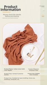 Detail van karamelkleurig polyester servet met linnen textuur en zachte stofplooien