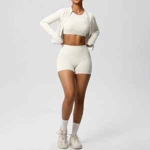 Set fitness beige 3 pezzi con reggiseno sportivo, pantaloncini a vita alta e giacca