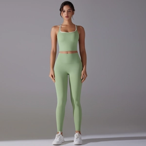 Vue de face de l'ensemble de yoga antibactérien vert clair avec brassière et legging