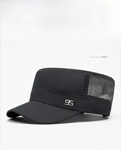 Dettaglio cappello militare grigio scuro con rete traspirante e distintivo metallico 95