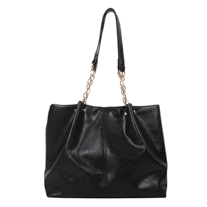 Grand sac cabas en cuir noir avec bretelles chaîne dorée et finition en PU brillant