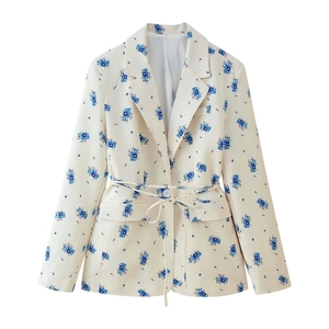Blazer da donna beige a fiori con colletto a rever e cintura annodata su sfondo bianco